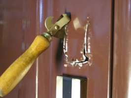 А еще есть "киличный нож" :) Ну или приблуда помощнее, но работающая по такому же принципу.