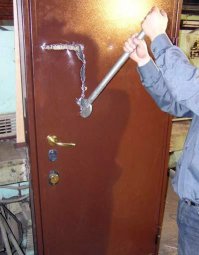 А еще есть "киличный нож" :) Ну или приблуда помощнее, но работающая по такому же принципу.