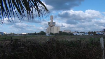 Имел возможность год назад работать на Кубе и могу сказать следующие, НАС там ещё считают Большим Братом и любят. И таких как я там было достаточно, и МЧС и Казанский вертолетный завод, химики, крименолисты и к стати, кто видел как выгледит наше посольство в Гаване? Ракурс не удачный, но очень похоже на рукоятку меча))))