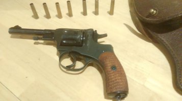А у меня вот такая штука есть. 1932 года выпуска. Совершенно новый. Куплен в магазине за $99. Классный, куда удобнее чем S&W. Только вот патроны дороговаты. Где то по 20 центов за выстрел получается. Извините за плохое фото, на простенький телефон фотографировал.