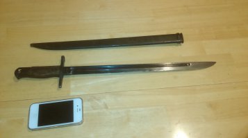 А вот штыки от японской винтовки "Орисака", 1938 года выпуска. Айфон - для масштаба. Куплен на "гаражке" за $20.