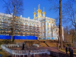 Ну это не так быстро, как бы нам хотелось. Хотя, на вырученные деньги от аренды дворца, могли бы быстрее делать.  Больше всего пугают руины построек Александровского и Баболовского парка, вот их совсем не восстанавливают. Так же удивляет последняя реставрация фасада Екатерининского дворца- вставки покрасили коричневой краской, а не позолотой. На фото видно...