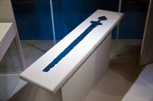 Вот пожалуйста, "меч-кладенец", найденный на территории Карелии. Датируется X веком. (Петрозаводск) :)