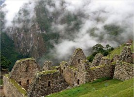 Как бы там не было, мне кажется что индейцы, скорее всего заняли уже имеющиеся постройки с полидиагональной кладкой этих монолитов, вес этих камней начинается от 100 тонн. Ну и отстроили их под свои нужды, комбинируя кладку. На фотографиях из Мачу Пикчу это четко видно, а то что это Инки строили, не верится мне что такое возможно. Да и все те, уму непостижимые находки которые приписывают к Инка, скорее всего находки самих Инка, от той Цивилизации...