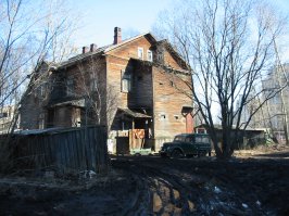 малость ты забодал, я жил в этом городе 40 лет и свинтил оттуда. Острота твоего интеллекта не поможет делу. факты упрямая вещь. То что теперь дома стоят пустые, не означает что разрухи не было  и 20 лет назад. фотографии эти 2006 года. И сделаны они потому что потрясли даже меня - коренного архангелогородца, привыкшего к перманентной полуразрухе. Будь внимателен некоторые дома есть на моих фото и на той, первой. коли не веришь - поезжай да посмотри сам.