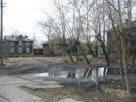 малость ты забодал, я жил в этом городе 40 лет и свинтил оттуда. Острота твоего интеллекта не поможет делу. факты упрямая вещь. То что теперь дома стоят пустые, не означает что разрухи не было  и 20 лет назад. фотографии эти 2006 года. И сделаны они потому что потрясли даже меня - коренного архангелогородца, привыкшего к перманентной полуразрухе. Будь внимателен некоторые дома есть на моих фото и на той, первой. коли не веришь - поезжай да посмотри сам.