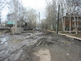 малость ты забодал, я жил в этом городе 40 лет и свинтил оттуда. Острота твоего интеллекта не поможет делу. факты упрямая вещь. То что теперь дома стоят пустые, не означает что разрухи не было  и 20 лет назад. фотографии эти 2006 года. И сделаны они потому что потрясли даже меня - коренного архангелогородца, привыкшего к перманентной полуразрухе. Будь внимателен некоторые дома есть на моих фото и на той, первой. коли не веришь - поезжай да посмотри сам.