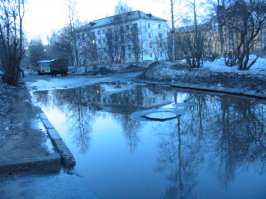 малость ты забодал, я жил в этом городе 40 лет и свинтил оттуда. Острота твоего интеллекта не поможет делу. факты упрямая вещь. То что теперь дома стоят пустые, не означает что разрухи не было  и 20 лет назад. фотографии эти 2006 года. И сделаны они потому что потрясли даже меня - коренного архангелогородца, привыкшего к перманентной полуразрухе. Будь внимателен некоторые дома есть на моих фото и на той, первой. коли не веришь - поезжай да посмотри сам.