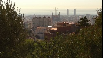 Странное фото у вас Игогоша.
Неоднократно бывал в Барселоне и представляю себе расстояние от парка Гуэль до Собора Святого Семейства.На моем фото,сделанном на яблокофон видно на каком удалении находятся башни собора от верхней площадки парка.С знаменитой скамейки вообще собора не видно.
Могу ошибаться,но на вашем фото другой парк.
Ну а собор действительно впечатляет.Незабываемые впечатления когда подходишь к собору со стороны диагонали.Сначала видишь собор издалека и приближаясь поражаешься его величием.
Попасть вовнутрь в сезон сложно.либо покупать экскурсию или стоять в очереди.Жарко и долго,поэтому знакомиться с собором и с другими достопримечательностями Барселоны лучше вне сезона.