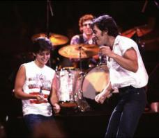 Одна из первых ролей Кортни - в клипе Брюса Спрингстина Dancing In The Dark: