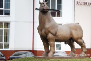 Ему подошёл бы больше вот этот конь: