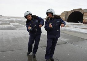 Может у нее свой подход к сдаче экзамена на водительское удостоверение? Ну как летчики на земле отрабатывают. Вот и она без машины по маршруту? Правда на красный проехала.