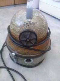 Эта бытовая техника бессмертна! Пылесос "Буран". Кажется, в подборке такой на фото. Пользуюсь и сейчас таким, пылесосит отлично!