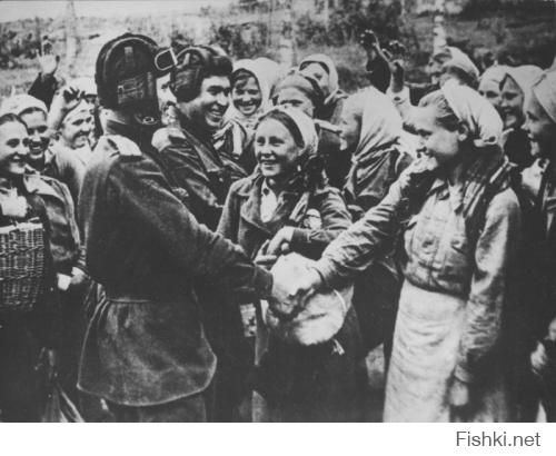 1943 год. Украинские девушки приветствуют советских  офицеров - танкистов.