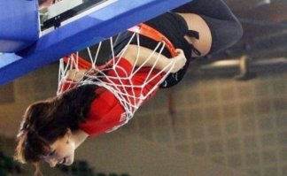 Она из группы поддержки баскетбольной команды, чемпионка Литвы по спортивной гимнастике и...бывшая одноклассница)