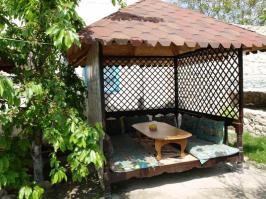 Летом как все патриоты отдыхал в Крыму  и там в Бахчисарае впечатлился беседками в татарских ресторанчиках. Приподнятая площадка под крышей, посередине можно поставить столик, можно убрать и накидав матрасов из Икеи дрыхнуть там теплыми ночами...
Хочешь спи, хочешь ешь, хочешь - кальянчик кури, потом ешь и спи - красота 
Хочу такой же у себя в саду замутить, но это уже планы на следующее лето, все будет от занятости зависеть ну и конечно от настроения :)