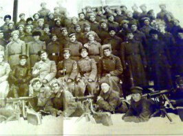 М-да! Всё в кучу свалили. У Шварцлозе брезентовая лента на дожде намокала, на морозе не гнулась. У Максима что-то другое было? В Великую Отечественную всё те же брезентовые ленты были. Металлических не так много было. Приемник ленты  под металлическую ленту либо свой надо, либо универсальный.
Немногие знают, что фильмы сослужили плохую службу в популяризации знаний. Например после Максима в первую мировую и в гражданскую войны второе место занимал не Льюис, а пулемет Кольта.