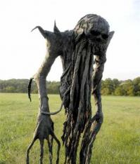 Такой ворон вряд ли отпугнет, зато люди конкретно шарахаться будут.