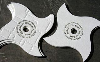 Такие визитки раздавать весело, особенно большому количеству людей. Берешь пачку и начинаешь в толпу пулять.