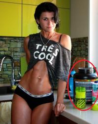 Нехилая баночка. Это ее завтрак, обед и ужин?