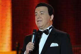 Его по танцам ни кто никогда не переплюнет!!! не перевёлся на планете ещё такой человек который так владеет своим телом!!!