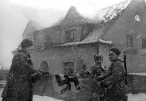 Это лица тех,благодаря кому мы ЖИВЕМ,ходим по РОДНОЙ земле,по СВОЕЙ земле,благодаря кому мы гордо поднимаем свой ФЛАГ  в своей стране!...это лица тех кто отложил свою жизнь ради наших жизней...Вечная честь и хвала солдатам отдавшим годы своей жизни ради нас...
Ребят,посмотрите видео эти,по моему одни из лучших соц. роликов о ветеранах.