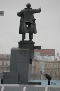 Максимальная концентрация Ленина находится в памятнике Ленина, который находится на площади Ленина, на выходе из станции метро "Площадь Ленина" Ленинградского ордена Ленина метрополитена имени В.И. Ленина. Тот самый у Финляндского вокзала, памятник пострадал во время известного теракта.