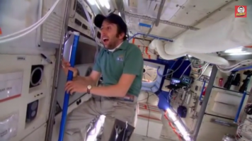 Американцы на МКС: Говард Воловиц, космический сантехник.
- Хьюстон, у нас проблемы. Нам всем нужно срочно выйти в открытый космос, у нас внештатная ситуация.
- Гм... Выход разрешаю.
- Вообще-то мы вас ставим перед фактом, что мы уже вышли.