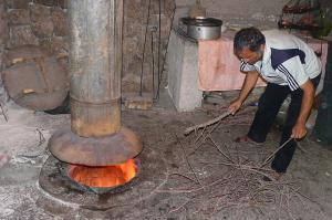 Согласен с некоторыми из предыдущих комментариев: диаметр отверстия должен быть меньше по отношению к площади пола и должно быть утепление стенок:

Также есть тандыры подземные:

А так - автор молодец, мало ли, как там, например, узбеки, строят тандыр - он сделал себе печь, которая его устраивает...