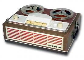 Школьные танцы - это к актовом зале, а были еще танцы по классам. Назывались они "огоньки", видимо по телепередаче, очень популярной тогда. Парты сдвигались к стенке, ставились друг на друга и на освободившемся пространстве танцевали. С 6-го класса нам разрешали на праздники устраивать огоньки.  Я жил напротив школы и у нас был магнитофон и мне его разрешали приносить на танцы в класс. Вот такой "Айдас 9М":