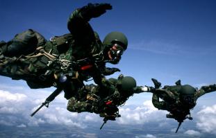 Гуглите "High-altitude military parachuting" или иначе HALO - High Altitude Low Opening, метод десантирования с высот от 5 до 11 км. включительно. HALO начали разрабатывать еще с 60-х годов. Сейчас туева хуча спецподразделений (хоть те же пресловутые SEAL и корпус морской пехоты) включили данный вид прыжков в обязательный перечень видов подготовки бойцов. Сейчас в США, даже для гражданских, организуют такие прыжки (например сайт http: // www. halojumper. com /). Для HALO не нужен скафандр, хватает кислородной маски, да и вообще снаряжение достаточно компактное.