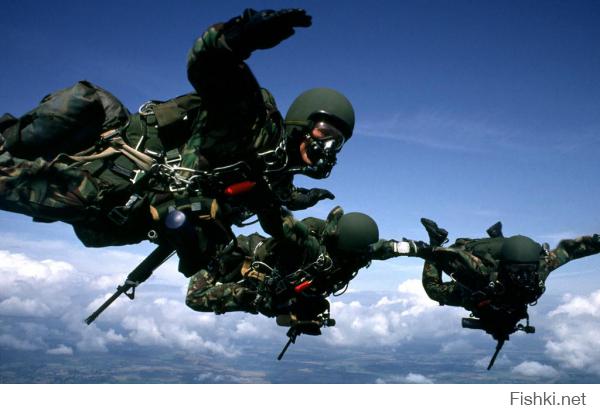 Гуглите "High-altitude military parachuting" или иначе HALO - High Altitude Low Opening, метод десантирования с высот от 5 до 11 км. включительно. HALO начали разрабатывать еще с 60-х годов. Сейчас туева хуча спецподразделений (хоть те же пресловутые SEAL и корпус морской пехоты) включили данный вид прыжков в обязательный перечень видов подготовки бойцов. Сейчас в США, даже для гражданских, организуют такие прыжки (например сайт http: // www. halojumper. com /). Для HALO не нужен скафандр, хватает кислородной маски, да и вообще снаряжение достаточно компактное.