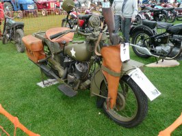 Этот прилизанный кастом, по сравнению с оригиналом, выглядит как полупидарок-метросексуал, по сравнению с нормальным мужиком. Мне оригинал куда как симпатичнее. Ну и классический Томми-ган 1928 года, как без него :)