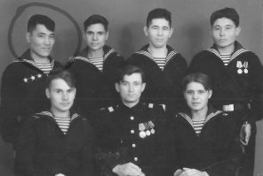 мой сверху слева, я его еще выделил. Почему в мореманской форме? Он добровольцем пошел, а после войны еще на сверхсрочную забрали. На балтфлот, только говорил что в море ни разу не выходил.