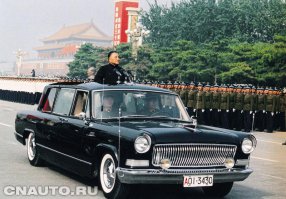 это - отец реформ, которые привели китай к сегодняшнему состоянию, звать его дэн сяопин. Он едет в машине faw, членовозе короч. Мне не понравилось что автор так нагло п..здит окружающим людям, если бы я был школоло с еще неработающими мозгами, может я и повелся бы.