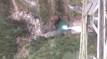 Вот оно, да там метров 30. От замка до смотровой недалеко, минут 10, думаю дети потерпят немного, а вот на сам мост лучше их не водить, т.к. там капец как много китайцев ВСЕГДА!!!...они при чем такие наглые, у меня чуть телефон из рук не выпал, как они пихаются.