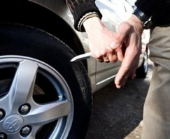 Неправильно припаркованная машина с камнем на крыше 