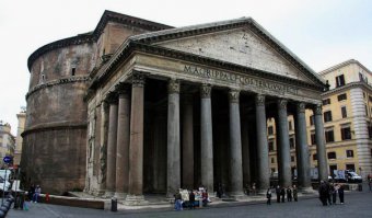 это храм стоит почти 2000 лет и никто не готов из современных строителей попытаться создать что то аналогичное