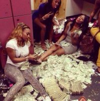 учись деньги считать ! стриптизерши после танцев считают выручку (большинство купюр номиналом 1 доллар)