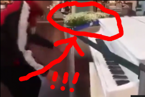 Парень в аэропорту проходил мимо рояля и решил сыграть...