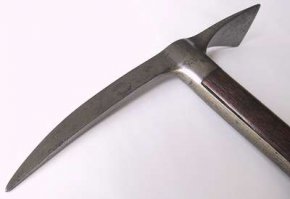 1. берем ледоруб
2. коле бутылку 
3. колем лед

вуаля