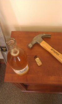 С вином заморочились.Я открывала просто блеском для губ))