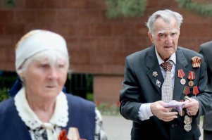 На праздновании Дня Победы в Алматы полицейский толкнул ветерана!!!

О недостойном поведении полицейского рассказала в своем Facebook жительница Алматы Марина Гяурова.

«Даже небо плачет сегодня!  Этот пост посвящен тем, кто шел сегодня почтить память погибшим и тем, кто еще с нами. Знаете, я вновь и вновь сталкиваюсь с отвратительной организацией праздника. Неужели нельзя чиновникам раз и навсегда запомнить, что это не их праздник, это праздник ВЕТЕРАНОВ и народа! А все проводится как будто ради показухи, для галочки… «. — написала Гяурова.

Женщина призналась, что вид ветерана с кровью на лице поверг ее шок. Она подошла к нему и оказала помощь, после чего тот сказал, что с подобным не сталкивался еще ни разу за 70 лет, что ходит в парк.

Он прибыл на праздник с супругой. Все было оцеплено, и пожилую пару не пускали на возложение, хотя их можно было провести, оказать должные знаки внимания. Но нет! Когда они пытались пройти, ветерана толкнул милиционер. Участник Великой Отечественной войны упал, разбил очки и рассек бровь.