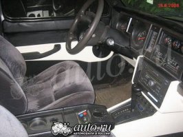 Вот классное объявление, хоть и боян (фотки внизу):

Продаю Форд Бронко-2 ,4х4 обьем двигателя 2.9 л. цвет темно-серебристый 87 г. выпуска. Гидроусилитель руля, круиз-контроль, центральный замок, электрические подьемники стекол, подкачка сидений, серьезная аудиоподготовка,пороги,люк,
сигнализация,. Отличное состояние, пробег 90 т.м. растаможен, московские номера,страховка ,техосмотр.
Цена: 170 тыс рублей
Чтобы не тратить время на телефонные разговоры о состоянии машины, расскажу все тут:

Особо впечатлительным во всё верить не рекомендуется.

Этот БРОНКО с конченым трехступенчатым автоматом,
на задние сиденья которой хрен пролезешь,
а мотор пожирет масло,
а одноточечный впрыск нихрена не работает и никто не умеет его чинить, да и блокировка не работает, и муфты включения переднего моста не работают, а новые стОят по 400 баксов за штуку,
а к тому же:
резина лысая летняя,
конченые амортизаторы,
гидроусилитель течет,
тормоза пропадают периодически,
тормозные диски просвечивают насквозь на сильной лампе,
крестовины требуют замены, неоригинальных не бывает, в оригинале только кардан в сборе за 800 баксов,
все электричество на соплях, скрутках и изоленте, глючит постояно и непредсказуемо,
конченые уплотнители дверей,
лобовое стекло надо менять,
обогрев заднего стекла не работает,
сиденья разболтаны и прожжены бычками во многих местах,
на химчистку надо потратить 100 баксов, после чего стает ясно, что лучше бы салон оставался грязным - не было бы видно этого всего...
А пробег! Да это отдельная песня! Реальный пробег 290000 миль к гадалке не ходи,
первые 20000 миль ездила тупая жирная американская домохозяйка, обсиравшая все вокруг соусами из макдональдса, потом ездила не менее тупая, но еще не жирная американская девица - еще 30000 миль, она все это время не меняла масло, колодки, ремни, резину и т.п.,
следующие 50000 миль ездил механик по обслуживанию холодильников, обслуживал машину сам, его жутко душила супержаба, он покупал на распродажах самое дешевое минеральное масло, китайские неоригинальные колодки и свечи, потом он продал машину арабам за 1000 грина.
рабы скрутили спидометр, подмандили слегка автомобиль и спихнули его школьнику за $1800. Малолетний ублюдок проехал на нем 25000 миль и ездил бы дальше, если бы обкурившись колумбийского гашиша не <span style='color:gray'>[мат]</span> в стойку смообслуживания Dunkin Donats. Дико испугавшись такого непоправимого косячилы (машина не была застрахована), чувак свалил домой. Машина была арестована и в таком виде продана на аукционе свежеприбывшим русским эмигрантам, кторым как-раз была нужна целая жопа от Бронко2 (морду они уже <span style='color:gray'>[мат]</span>). Ремонт и покраска заняли всего 4 дня - перцы не пожалели шпатлевки. На свежепочиненной машине они проехали еще 50000 миль - возили контрабандную черную икру и водку из Бруклина в Атлантик-Сити.
В 1993 году машину было предложено отправить в Россию по сказочной цене. Ее в очередной раз подмандили, скрутили спидометр и отправили в контейнере.
В Москве пепелац бы прикуплен мытищинскими бандитами мелкого пошива, наводившими грозным внедорожником ужас на ларечников - еще 40000 миль. На 42-й тысяч <span style='color:gray'>[мат]</span> автомат, перцы перебрали его в гараже с использованием фрикционов от ЛиАЗ-677 и заправили веретенкой по причине нежелания <span style='color:gray'>[мат]</span> в 12-м часу ночи за каким-то непонятным маслом. Потом опять скрутили спидометр и отправили форд на базар.
На базаре сверкающая помойка была куплена <span style='color:gray'>[мат]</span> от хромированного кенгурятника семейной парой, приехавшей покупать "четверку". После очередной переборки коробки пипелац эксплутировался в хвост и в гриву 3 года, включя поездки на дачу в Рязанскую область - 150 км по не самой хорошей дороге. Еще 50000 миль. Под конец мотор стал пожирать масло, подозрительно постукивать и громыхать компенсаторами и машина, после очередного скручивания спидометра была выставлена на продажу.
Купили армяне - позарились на кенгурятник, ессно. Мотор перебирался с использованием колец от М412, слегка подправленных на шлифовальном бруске, колпачки поставили жигулевские, обжав их предварительно пассатижами. Через год армян проиграл машину в карты. За год он успел проехать 25000 миль.
За карточные долги машину забрали азеры. Была она в тот момент отнюдь не в лучшем виде, поэтому на ней стали возить капусту из Воскресенска в Москву.
Однажды поздней осенью, не доезжая Люберец, форд занесло по причиине серьезного наркотического опьянения водителя и, перелетев встречную полосу, он нашел покой под тополем. Тополь <span style='color:gray'>[мат]</span> вонзился в среднюю правую стойку. Придя в себя, азеры перегрузили капусту в подъехавшую гнилую шестерку и стали вытаскивать форд трактором. Кювет был глубокий и грязный, форд засел по ступицы, поэтому трактором погнули раму, но выдернули.
Всю зиму форд простоял во дворе у местного азера, приторговывавшего героином, гашишом и травой. Весной 2001 года про машину вспомнили и решили отремонтировать. Кузов сняли с рамы и выягивали его при помощи троса и ГАЗ-66. Погнутую часть рамы вырезали и вварили на ее место электросваркой куски подходящего швеллера. Потом форд покрасили целиком в гараже, используя баллон с углекислым газом. Осевшую пыль заполировали вручную. Потом как обычно - скручивание спидометра. уборка салона и на базар. На базаре, однако, не продался. Продался по объявлению в ИРР. Приехал я на старом 893 "фаере" с ошалевшими от монитора глазами и забрал форд по доверенности, походив вокруг него для приличия часок, покатавшись и позадовав умные вопросы.
В течении следующих 2-х недель форд побывал на всех московских сервисах, специализирующихся на американских помойках. Я проклял тот день, когда подключил себе выделенку и опубликовал на авто.сру свой мобильный.
В общем, форд нехотя ездил еще 10 месяцев, пока не надоел.

Нынешнее состояние форда описано в исходном сообщении ))

кто заинтересовался купить этот автомобиль - пишите или звоните.
с уважением, ЕНОТ.