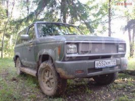 Вот классное объявление, хоть и боян (фотки внизу):

Продаю Форд Бронко-2 ,4х4 обьем двигателя 2.9 л. цвет темно-серебристый 87 г. выпуска. Гидроусилитель руля, круиз-контроль, центральный замок, электрические подьемники стекол, подкачка сидений, серьезная аудиоподготовка,пороги,люк,
сигнализация,. Отличное состояние, пробег 90 т.м. растаможен, московские номера,страховка ,техосмотр.
Цена: 170 тыс рублей
Чтобы не тратить время на телефонные разговоры о состоянии машины, расскажу все тут:

Особо впечатлительным во всё верить не рекомендуется.

Этот БРОНКО с конченым трехступенчатым автоматом,
на задние сиденья которой хрен пролезешь,
а мотор пожирет масло,
а одноточечный впрыск нихрена не работает и никто не умеет его чинить, да и блокировка не работает, и муфты включения переднего моста не работают, а новые стОят по 400 баксов за штуку,
а к тому же:
резина лысая летняя,
конченые амортизаторы,
гидроусилитель течет,
тормоза пропадают периодически,
тормозные диски просвечивают насквозь на сильной лампе,
крестовины требуют замены, неоригинальных не бывает, в оригинале только кардан в сборе за 800 баксов,
все электричество на соплях, скрутках и изоленте, глючит постояно и непредсказуемо,
конченые уплотнители дверей,
лобовое стекло надо менять,
обогрев заднего стекла не работает,
сиденья разболтаны и прожжены бычками во многих местах,
на химчистку надо потратить 100 баксов, после чего стает ясно, что лучше бы салон оставался грязным - не было бы видно этого всего...
А пробег! Да это отдельная песня! Реальный пробег 290000 миль к гадалке не ходи,
первые 20000 миль ездила тупая жирная американская домохозяйка, обсиравшая все вокруг соусами из макдональдса, потом ездила не менее тупая, но еще не жирная американская девица - еще 30000 миль, она все это время не меняла масло, колодки, ремни, резину и т.п.,
следующие 50000 миль ездил механик по обслуживанию холодильников, обслуживал машину сам, его жутко душила супержаба, он покупал на распродажах самое дешевое минеральное масло, китайские неоригинальные колодки и свечи, потом он продал машину арабам за 1000 грина.
рабы скрутили спидометр, подмандили слегка автомобиль и спихнули его школьнику за $1800. Малолетний ублюдок проехал на нем 25000 миль и ездил бы дальше, если бы обкурившись колумбийского гашиша не <span style='color:gray'>[мат]</span> в стойку смообслуживания Dunkin Donats. Дико испугавшись такого непоправимого косячилы (машина не была застрахована), чувак свалил домой. Машина была арестована и в таком виде продана на аукционе свежеприбывшим русским эмигрантам, кторым как-раз была нужна целая жопа от Бронко2 (морду они уже <span style='color:gray'>[мат]</span>). Ремонт и покраска заняли всего 4 дня - перцы не пожалели шпатлевки. На свежепочиненной машине они проехали еще 50000 миль - возили контрабандную черную икру и водку из Бруклина в Атлантик-Сити.
В 1993 году машину было предложено отправить в Россию по сказочной цене. Ее в очередной раз подмандили, скрутили спидометр и отправили в контейнере.
В Москве пепелац бы прикуплен мытищинскими бандитами мелкого пошива, наводившими грозным внедорожником ужас на ларечников - еще 40000 миль. На 42-й тысяч <span style='color:gray'>[мат]</span> автомат, перцы перебрали его в гараже с использованием фрикционов от ЛиАЗ-677 и заправили веретенкой по причине нежелания <span style='color:gray'>[мат]</span> в 12-м часу ночи за каким-то непонятным маслом. Потом опять скрутили спидометр и отправили форд на базар.
На базаре сверкающая помойка была куплена <span style='color:gray'>[мат]</span> от хромированного кенгурятника семейной парой, приехавшей покупать "четверку". После очередной переборки коробки пипелац эксплутировался в хвост и в гриву 3 года, включя поездки на дачу в Рязанскую область - 150 км по не самой хорошей дороге. Еще 50000 миль. Под конец мотор стал пожирать масло, подозрительно постукивать и громыхать компенсаторами и машина, после очередного скручивания спидометра была выставлена на продажу.
Купили армяне - позарились на кенгурятник, ессно. Мотор перебирался с использованием колец от М412, слегка подправленных на шлифовальном бруске, колпачки поставили жигулевские, обжав их предварительно пассатижами. Через год армян проиграл машину в карты. За год он успел проехать 25000 миль.
За карточные долги машину забрали азеры. Была она в тот момент отнюдь не в лучшем виде, поэтому на ней стали возить капусту из Воскресенска в Москву.
Однажды поздней осенью, не доезжая Люберец, форд занесло по причиине серьезного наркотического опьянения водителя и, перелетев встречную полосу, он нашел покой под тополем. Тополь <span style='color:gray'>[мат]</span> вонзился в среднюю правую стойку. Придя в себя, азеры перегрузили капусту в подъехавшую гнилую шестерку и стали вытаскивать форд трактором. Кювет был глубокий и грязный, форд засел по ступицы, поэтому трактором погнули раму, но выдернули.
Всю зиму форд простоял во дворе у местного азера, приторговывавшего героином, гашишом и травой. Весной 2001 года про машину вспомнили и решили отремонтировать. Кузов сняли с рамы и выягивали его при помощи троса и ГАЗ-66. Погнутую часть рамы вырезали и вварили на ее место электросваркой куски подходящего швеллера. Потом форд покрасили целиком в гараже, используя баллон с углекислым газом. Осевшую пыль заполировали вручную. Потом как обычно - скручивание спидометра. уборка салона и на базар. На базаре, однако, не продался. Продался по объявлению в ИРР. Приехал я на старом 893 "фаере" с ошалевшими от монитора глазами и забрал форд по доверенности, походив вокруг него для приличия часок, покатавшись и позадовав умные вопросы.
В течении следующих 2-х недель форд побывал на всех московских сервисах, специализирующихся на американских помойках. Я проклял тот день, когда подключил себе выделенку и опубликовал на авто.сру свой мобильный.
В общем, форд нехотя ездил еще 10 месяцев, пока не надоел.

Нынешнее состояние форда описано в исходном сообщении ))

кто заинтересовался купить этот автомобиль - пишите или звоните.
с уважением, ЕНОТ.