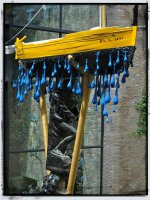 Это, в свою очередь, "позаимтвовано" у Сальвадора Дали. В его музее-театре в Фегейрасе (Испания) есть композиция в таком же духе. В самом центре музея