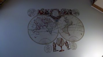 Гавно это, а "не карты в интерьере", простите. Вот вариант из моей комнаты (фотопечать античной карты на натяжном потолке). в тему интерьера есснно. Фото на телефон, пардоньте.