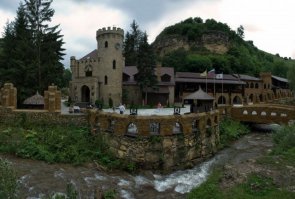 Была в Кисловодске два раза. Помимо лечебного курорта - еще и очень красивые места.В пору делать отдельный пост: гора Кольцо, долина роз, замок коварства и любви...