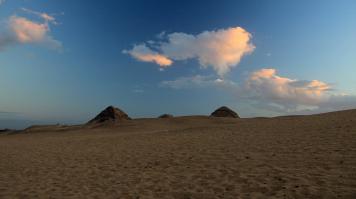 Алан, Вы были в Дахшуре? До этого я там тоже был ранее (2008 год), и внутрь было не попасть, даже за круглую сумму в баксах, которую трясли перед лицом охранника.
Написал про одну, потому что и по одной не мало материала, и она малоизвестна для многих. 
В Красной я был много раз (мы даже шутили, что в Дахшур, как на работу ходим), в принципе можно и по ней сделать обзор, хотя многие, кто добирался до Дахшура там был.

Это не понты. Ломаную без разрешения сверху Вам не откроют. Что касаемо других "исторических объектов, особенно находящихся вдали от "начальственного взгляда", их полно и их открывают, среди них много мастаб в Саккаре, например. За 50 фунтов я осмотрел гробницы Маия и др. в Саккаре, которые закрыты для посещения (хотя кстати, щас стали некоторые открывать).

Абусир, да, хорошее место)))
Закат там потрясающий.
Абу-гураб надеюсь посетили?