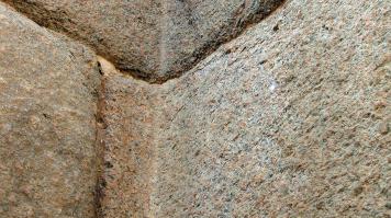 Какая там точность? я нее там не видел. Вот фото того же храма, только ближе. Ничего и похожего на какие-то точности и идеальности